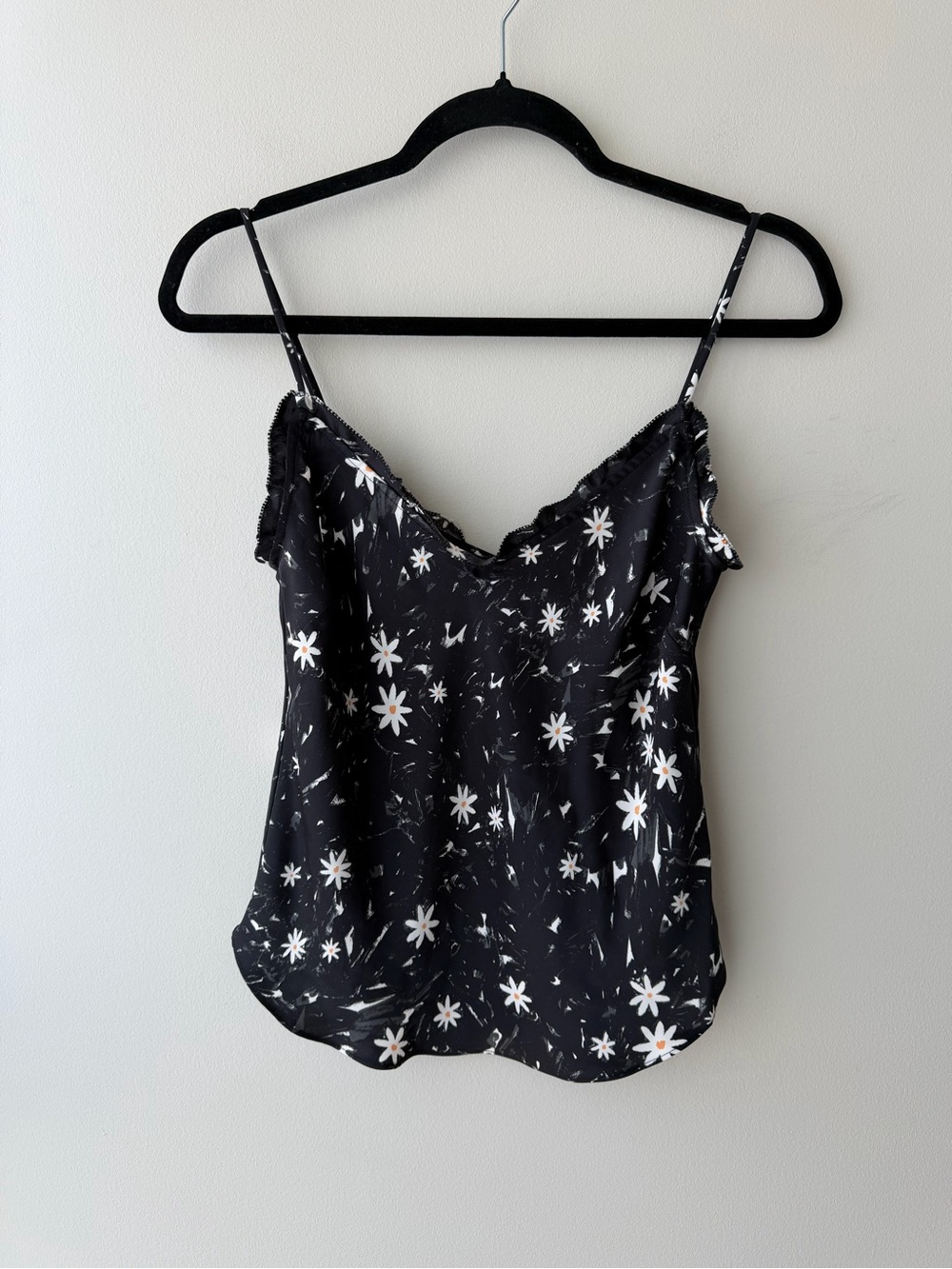 Aritzia Wilfred Satiny Daisy Tank
